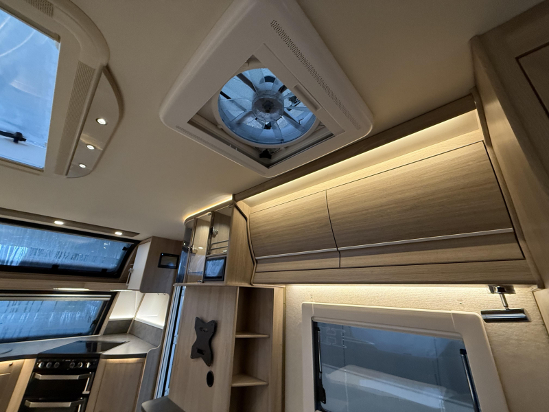 Kabe Royal 780 TDL Front Kitchen - Komplett Foto: 12