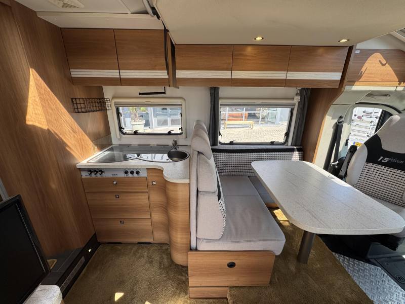 Dethleffs Globe4 7151 Edici&oacute;n Limitada Cama Queen foto: 14