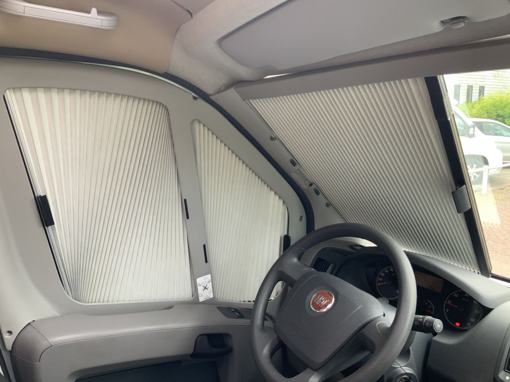 Knaus Van Ti 600 ME – Compleet 3 liter 160 PK Half-integraal, vastbed, halve- treinzit, draaistoelen Camper centrum on the road foto: 10