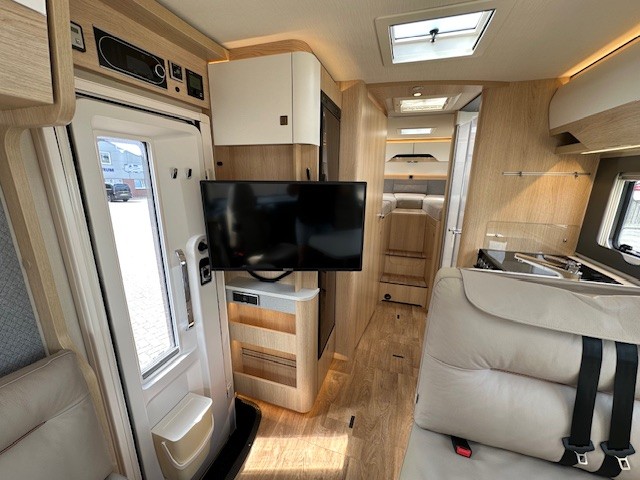 Hymer BMC-I 680, automaat, zonder hefbed! foto: 2