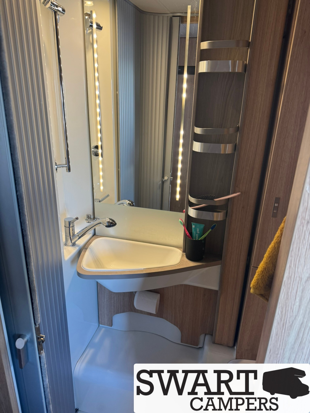 Knaus Skywave 650 MEG, Enkele bedden Hefbed foto: 14