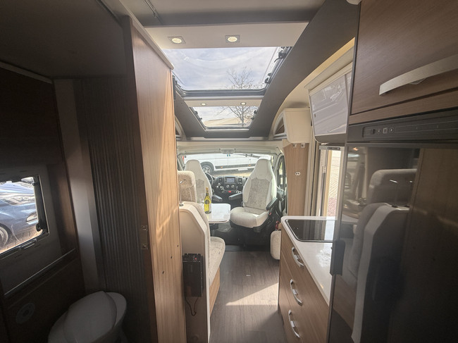 Adria CORAL 600 SC 164 PS Euro 6 sehr kompakter Camper Queenbett Panoramadach elektr. Fahrradtr&auml;ger TV 2x Solarpanel Remis Plissee Maxxfan Navi Kamera Leder Fliegengittert&uuml;r Foto: 22