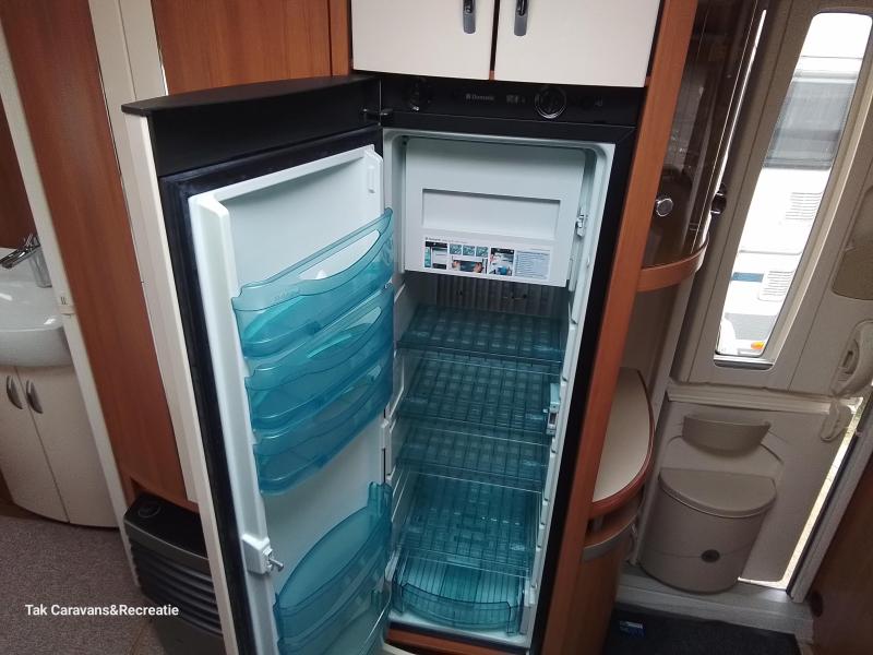 Hobby Excellent 560 CFE Frans bed en C zit  foto: 5