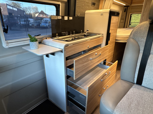 Hymer Yellowstone 640 techo elevable 160 cv *4 PERSONAS* Euro6 Fiat Ducato **Camas longitudinales/Techo elevable con 2 plazas para dormir/4 asientos/Litio/Sol foto: 15