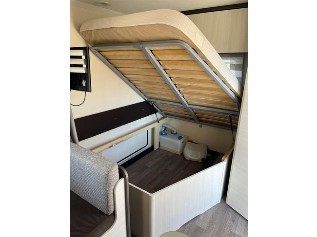 Caravelair Antares 476 Family Bunk bed | Bicycle rack | Awning | TV | French bed | Train seat | Screen photo: 9