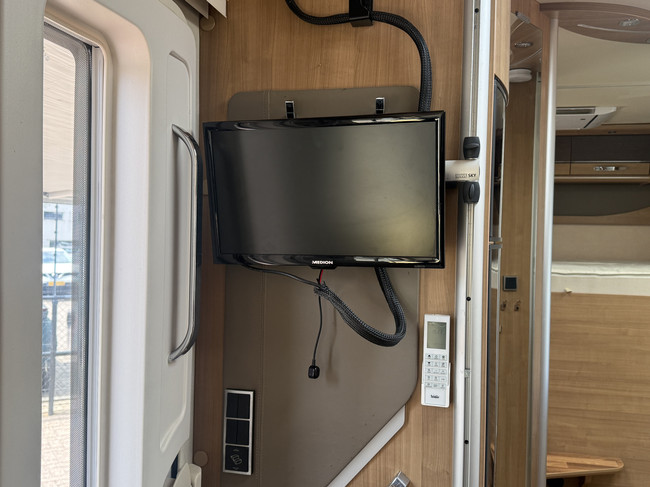Hymer B 594 autom&aacute;tico 150 cv autocaravana muy compacta full options cama transversal+cama abatible sistema de nivelaci&oacute;n EP toldo calefacci&oacute;n estacionaria webasto aire acondicionado de techo 2x panel solar antena parab&oacute;lica el&eacute;ctrica TV garaje grande foto: 14