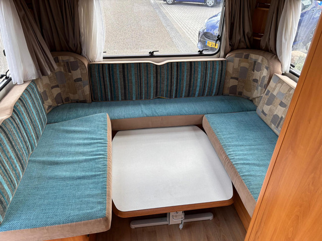 HOME-CAR 526h Racer 470 UE | 2 Enkele bedden | Volautomatische mover | Fietsendrager | Zakluifel | 3-Pits gasfornuis foto: 10