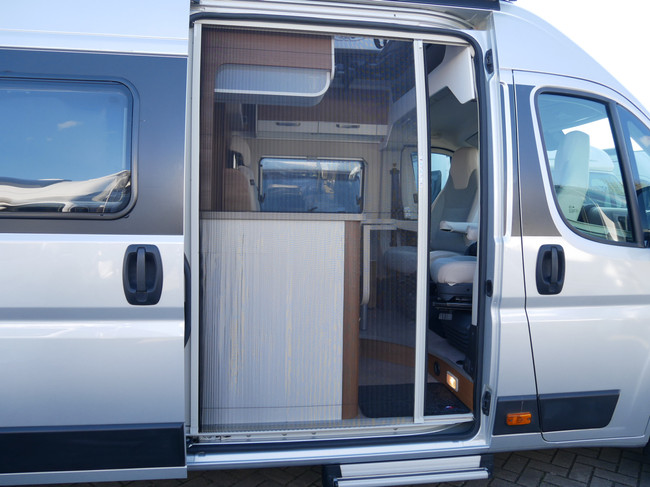 Knaus Van Tourer, Camas longitudinales, Techo elevable para dormir, Autom&aacute;tico de 9 velocidades. foto: 21