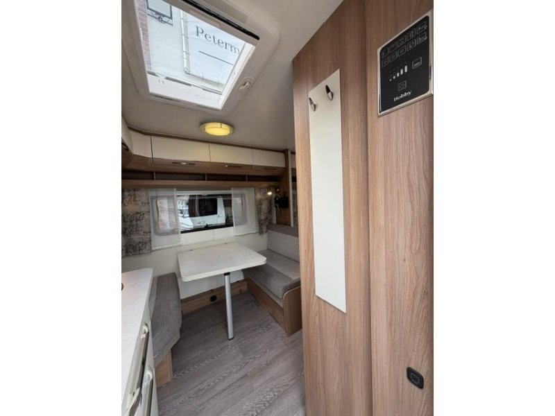 Hobby De Luxe 400 SFE Incl. Mover and Awning photo: 12