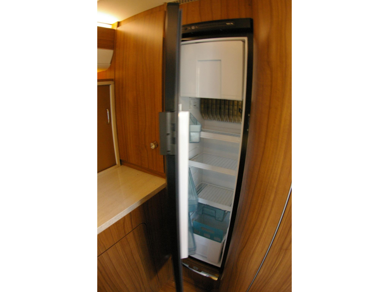 Hymer B 444 DL Hefbed, zeer compact.  foto: 13