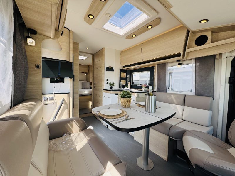 Rapido I 886 F Automaat Queensbed Hefbed  foto: 1