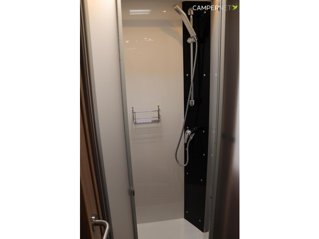 Laika caravans s.p.a. KOSMO 509L 160pk Automaat | Lengtebedden | Gescheiden douche | LPG installatie | Zonnepanelen | Bearlock | Luife foto: 20