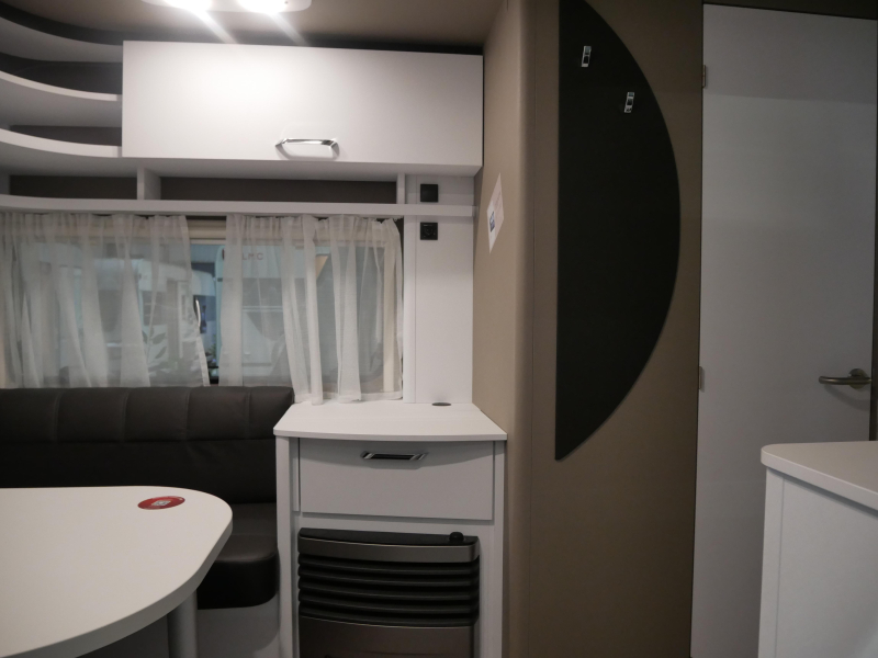 Dethleffs C'Go 475 EL FREE mover and awning photo: 3