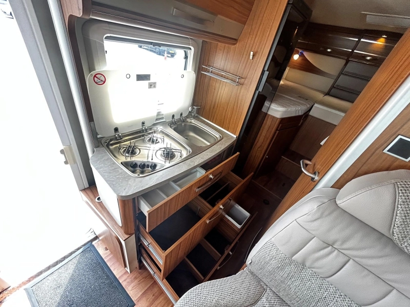 Hymer Exsis 474 T 474 lengte bed 25.000 km  foto: 9