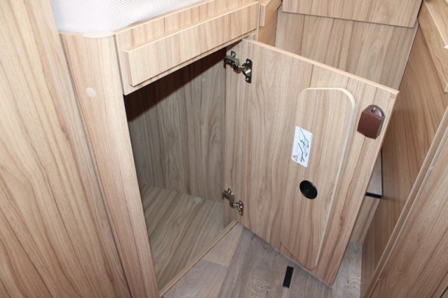 Compacto Hymer Exsis i 474 Fiat 160 cv estrecho ligero camas individuales y cama abatible (55 foto: 46