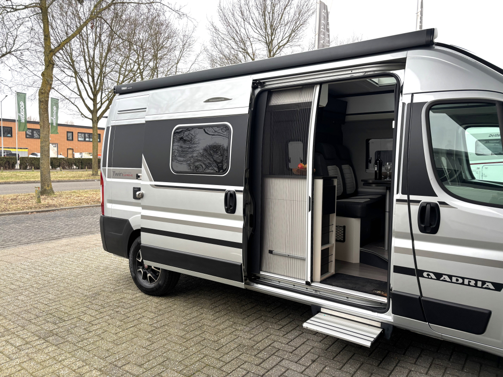 Adria Twin Supreme 600 SPB 9-TRAPS AUTOMAAT DWARSBED EURO6 foto: 4