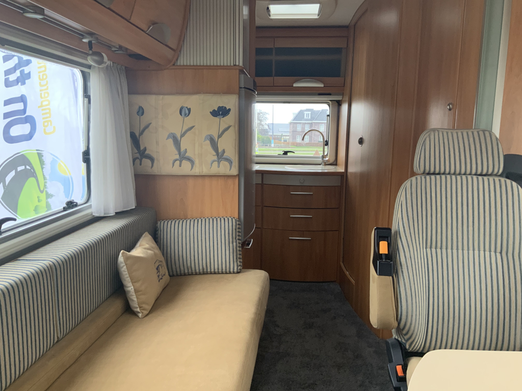 Hymer B 584 2.8 JTD 128 PK, Integraal, Motor-airco, Hef-bed voor, 3 Isri stoelen, Lange-bank, Trekhaak,, Bj. 2005 Camper Centrum On the Road aan de Noorderringweg 4 in Marum. foto: 2