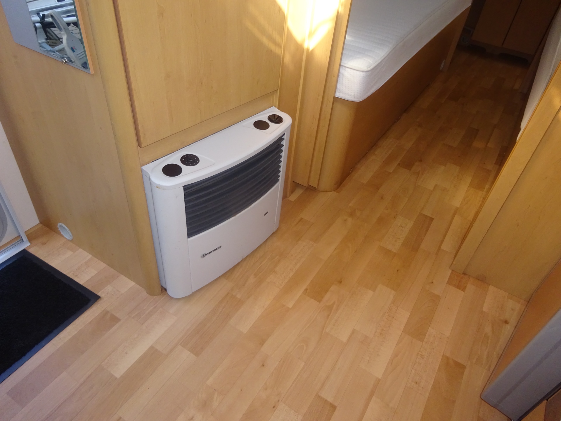 Knaus Sudwind 580 Ul Enkele Bedden #Grote Badkamer# foto: 17