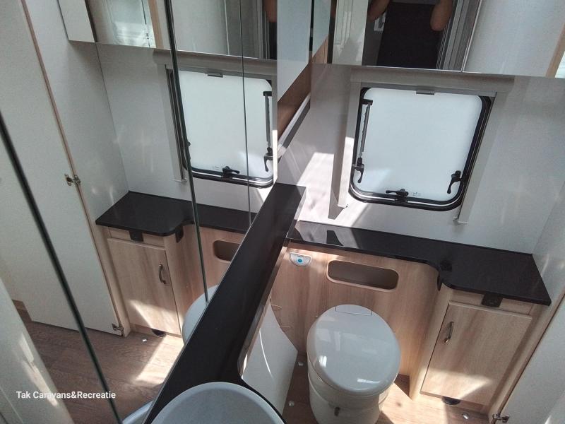 Hobby De Luxe 495 WFB met aparte douche en wc  foto: 12