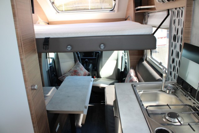Zeer compacte Knaus Tourer VAN 500 LT Bulli AUTOMAAT voorzien van Face to Face salon (82  foto: 46