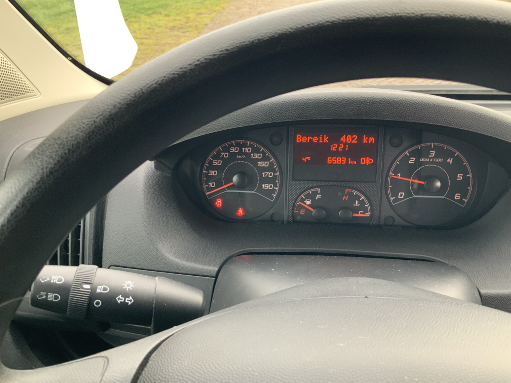 Peugot Boxer L2 H2 Buscamper: Euro 6 met verlaagbare tafel tot 2 pers. lengte-bed, 154 cm breedte, 185 cm lengte, FSL Camperinbouw 2021, km 66000, Zwenkbare fietsendrager, Zonnepaneel 180W, Bj.2017 Camper centrum on the road foto: 16