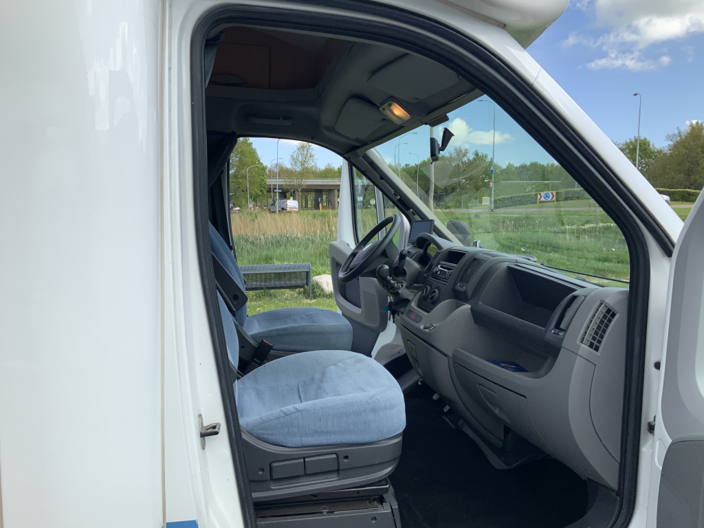 Adria   Compact   2.3 MultiJ. 130 PK , Half-integraal  , Frans-bed achter , Motor-airco , Trekhaak , Kleine camper , Bj. 2009 Camp centrum on the road Marum foto: 15