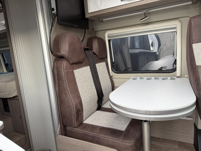 Pössl Roadstar 600L Automaat Lengtebedden foto: 9