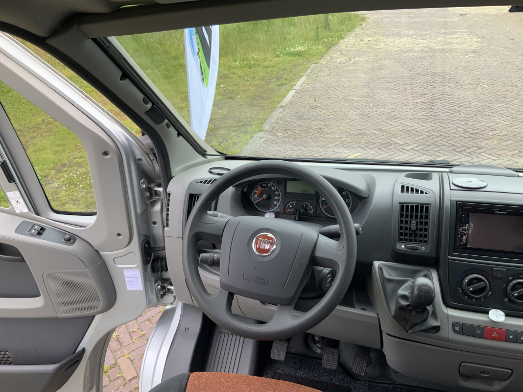 Knaus Van Ti 600 ME – Compleet 3 liter 160 PK Half-integraal, vastbed, halve- treinzit, draaistoelen Camper centrum on the road foto: 25