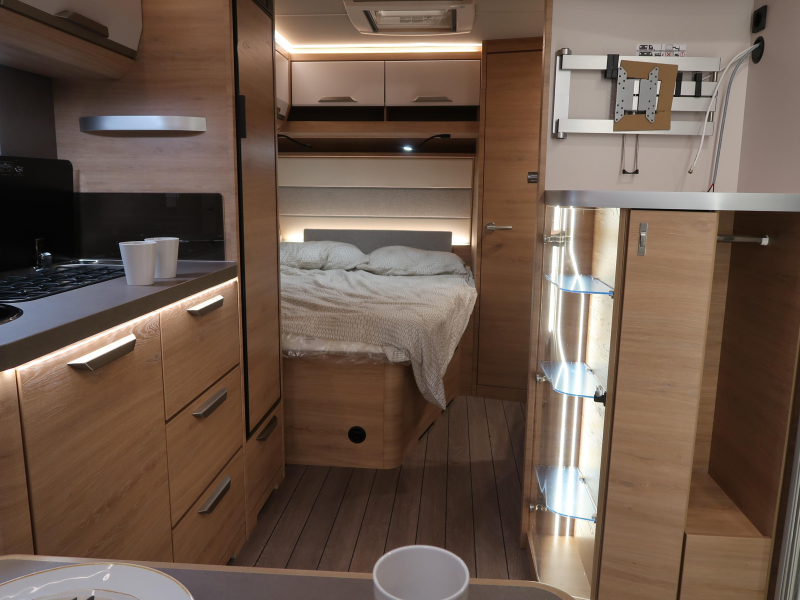 Knaus Sudwind Black Selection 500 FU RONDZIT FRANS BED Foto: 3