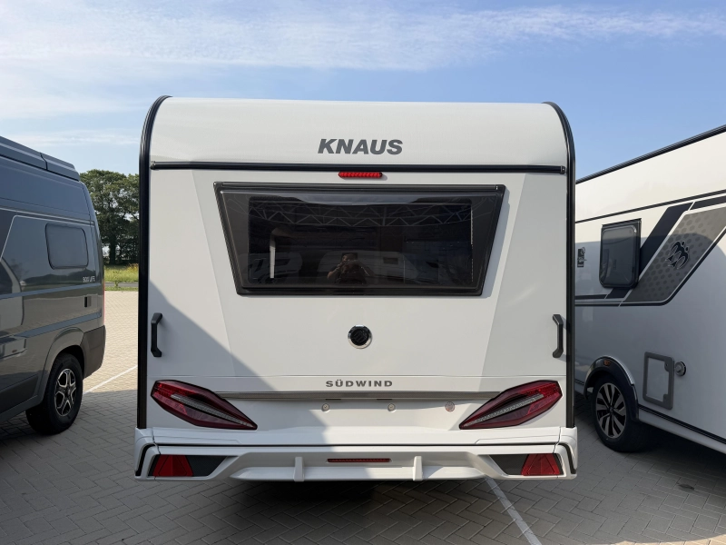 Knaus Sudwind Black Selection 450 FU rondzit / fransbed  foto: 4