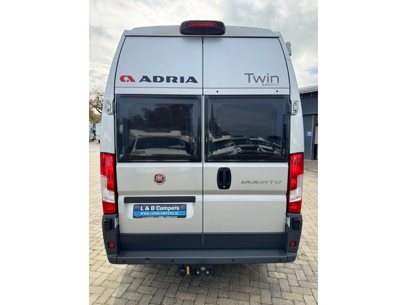 Adria Twin 640 SLX Vastbed top-Indeling  foto: 4