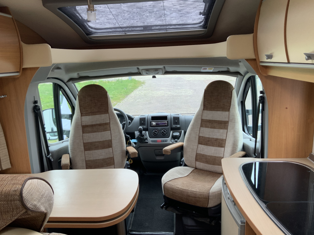 Bürstner Nexxo 569 Halfintegraal, Treinzit, Fransbed, twee draaistoelen, kleine camper, Bj. 2010 Camper centrum on the road  foto: 10