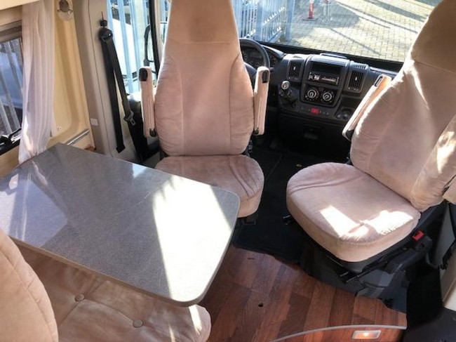 P\u00f6ssl Globecar 600 buscamper 6 mtr foto: 8