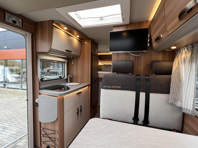 Weinsberg 600 MEG Pepper Edition 165PK Enkele Bedden Luifel Zonnepaneel Omvormer foto: 7