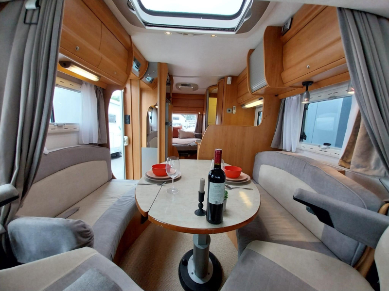 Hymer Eriba met 44497 km en dakairco  foto: 1