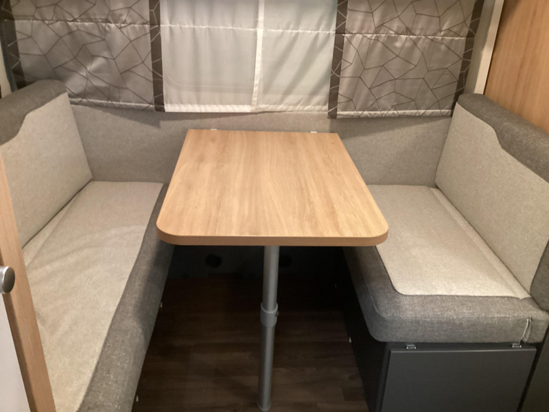 Knaus Sport 420 QD cama transversal foto: 2