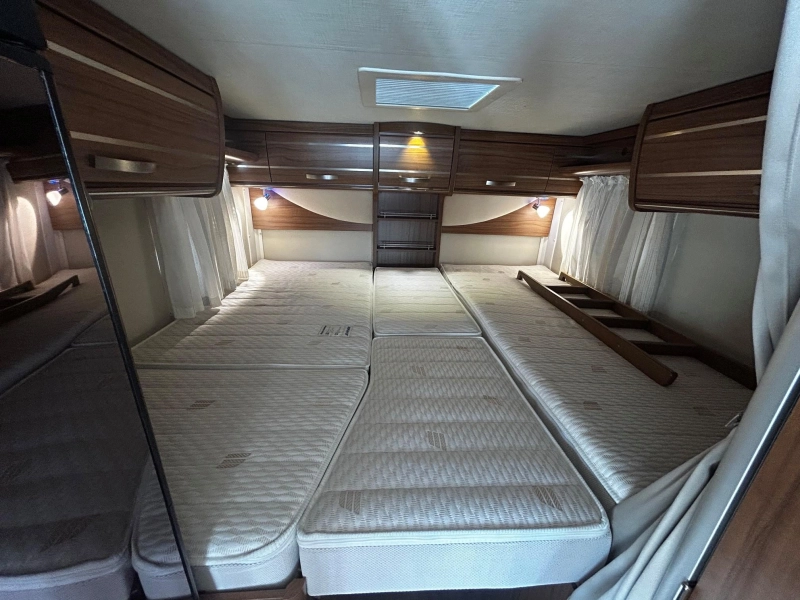 Hymer Exsis 474 T 474 lengte bed 25.000 km  foto: 17