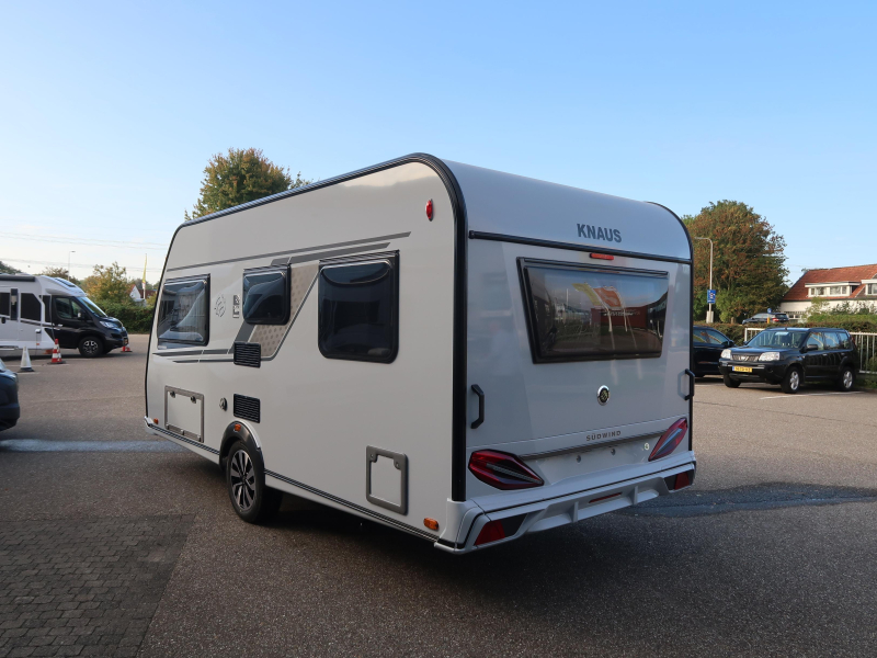 Knaus Sudwind Black Selection 450 FU CAMA FRANCESA / ASIENTO REDONDO foto: 18