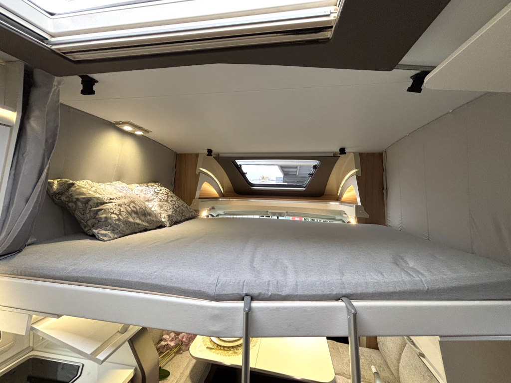 Adria Matrix 670 DL ENKELE BEDDEN HEFBED FACE TO FACE  foto: 3