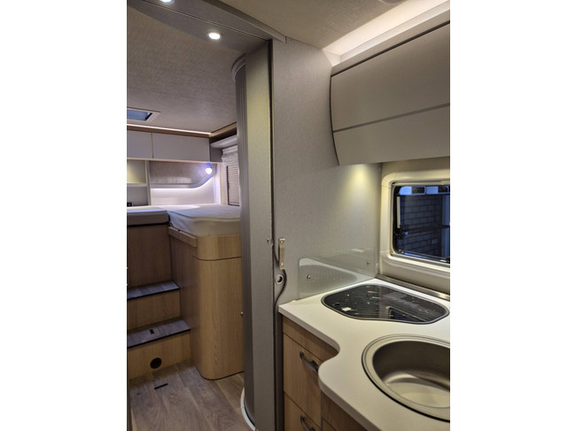 Hymer TRAMP GL 578 AMBITION 130 PK SLECHTS 29.972 KM DIGITALE ACHTERUITKIJKSPIEGEL LENGTEBEDDEN TV + SATELLIET DRAAISTOELEN foto: 18
