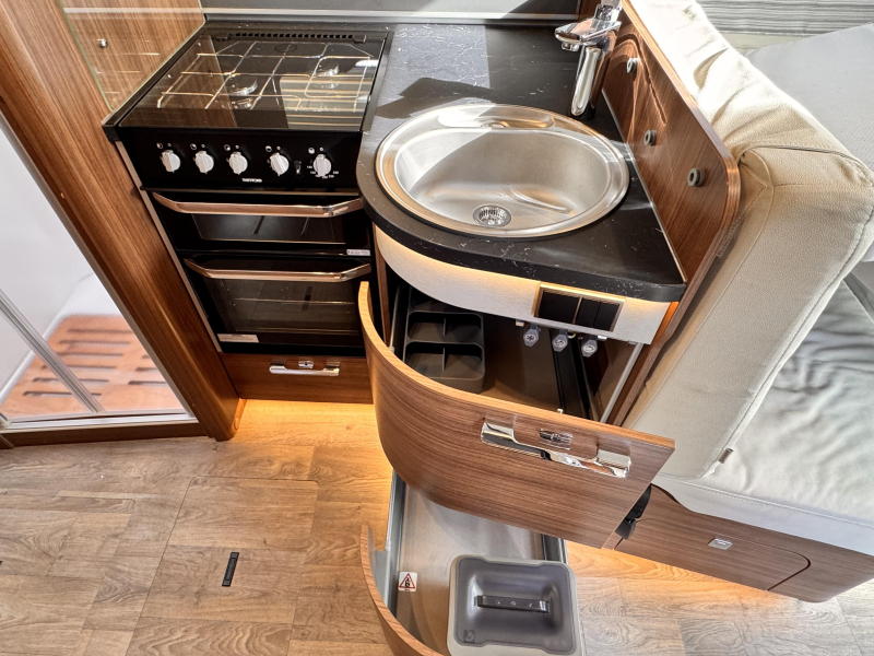 Hymer B-MC T 680 single beds pull-down bed photo: 19