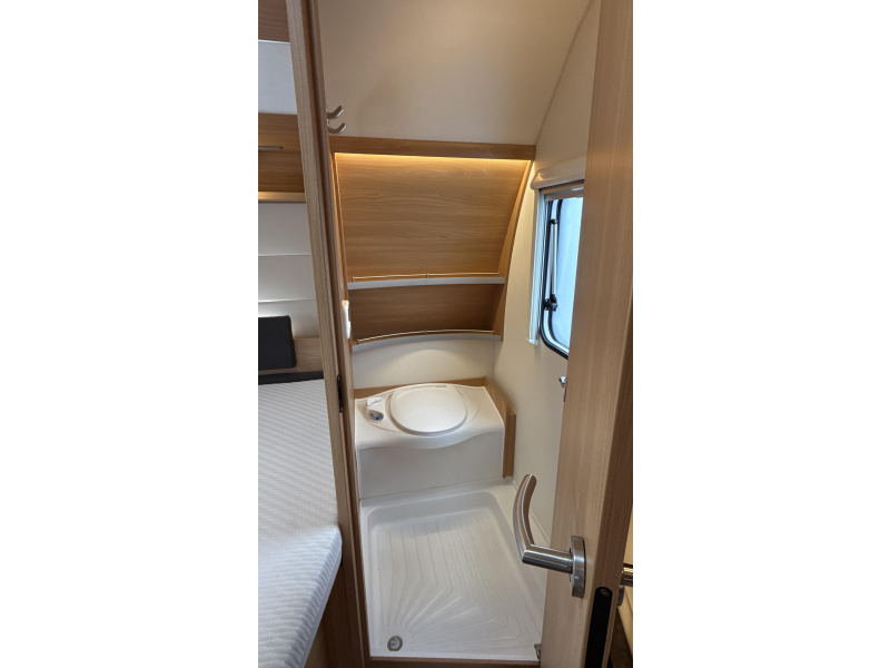 Knaus Sudwind Silver Selection 500 FU frans bed rondzit toilet  foto: 12