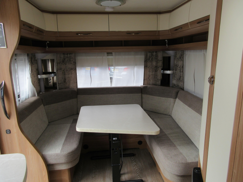 Hobby De Luxe 455 UF SEHR GEPFLEGT UND MIT MOVER Foto: 3