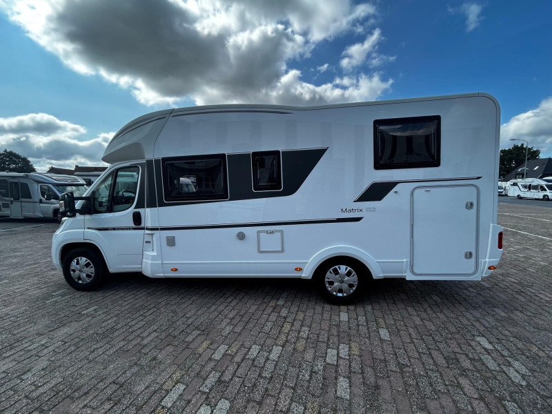 Adria Matrix Axess 600 SL Camas longitudinales - Cama abatible foto: 4