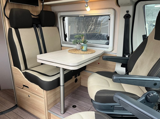 Knaus Boxstar Freeway 640 Automaat Off-Grid Lengtebedden foto: 16