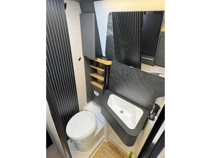 Hymer Redwood 601 Explorer - Automaat  foto: 15