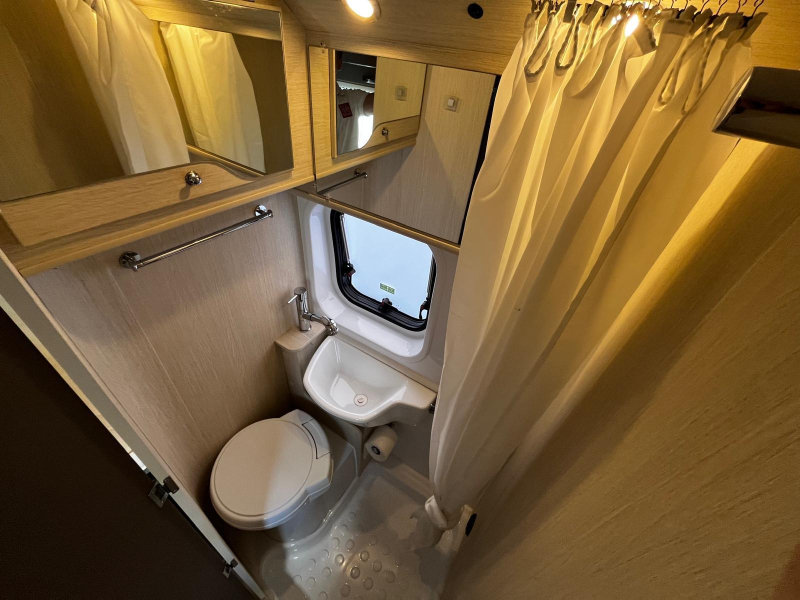 Challenger Vany 114 V Buscamper Cama Transversal foto: 7