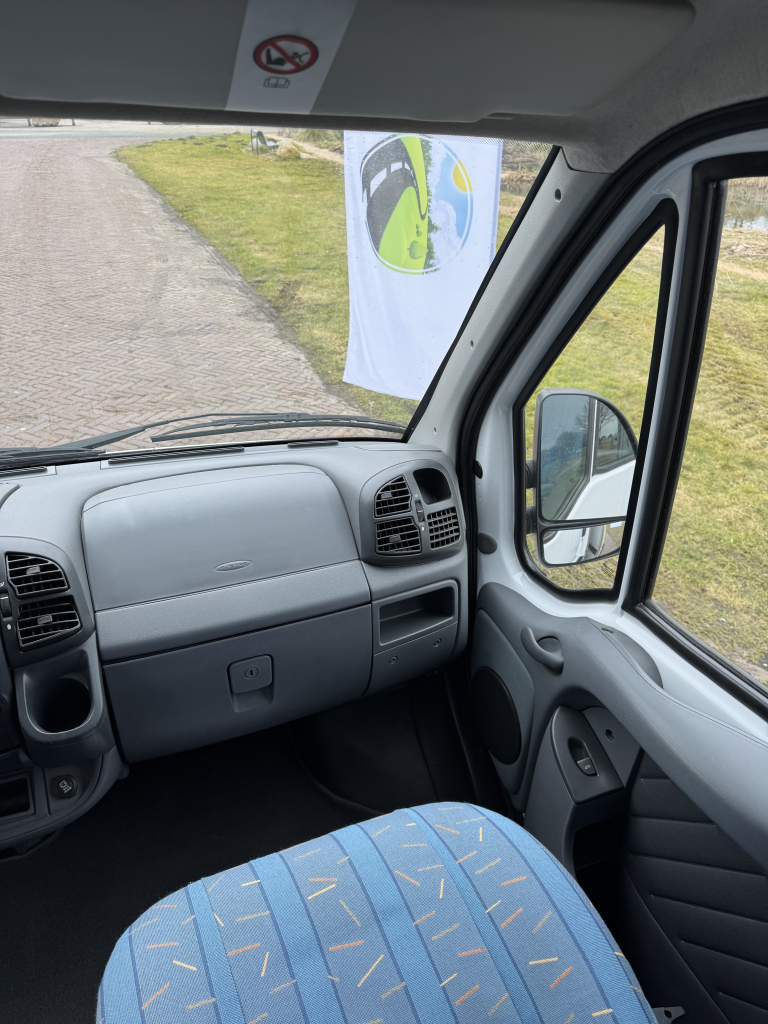 Dethleffs Globebus 1 110 PK, Dwarsbed, halve-treinzit, draaistoelen, Motor airco, nette camper, lengte 6.00 Bj. 2006 Camper centrum on the road Marum  foto: 17