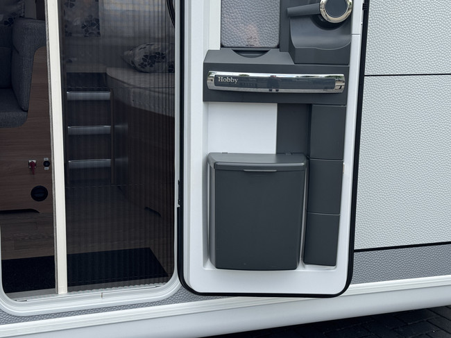 Hobby De Luxe 545 KMF mit ETAGENBETT UND GARAGE **6 Schlafpl&auml;tze/Truma Mover/1. Besitzer/Truma/Leichtmetallfelgen/Sehr gepflegter Wohnwagen** Foto: 23