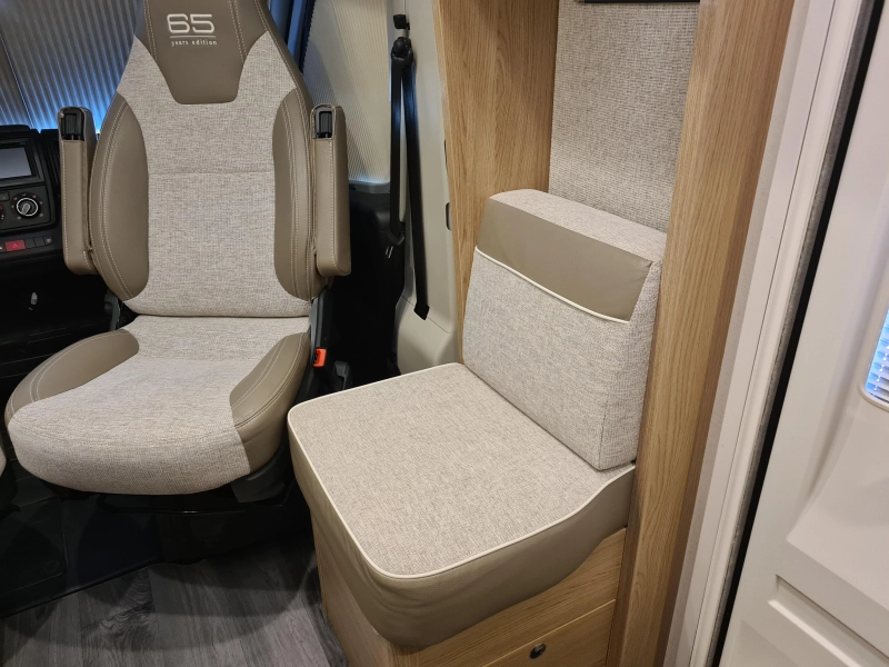 LMC Breezer V 643 G Lengtebedden/Schotel  foto: 10